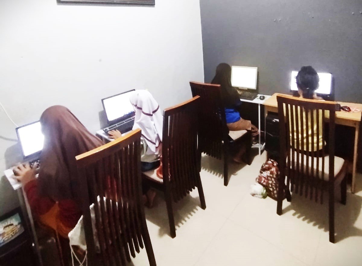 Anak belajar komputer dengan ceria di Deetya Privat Bogor