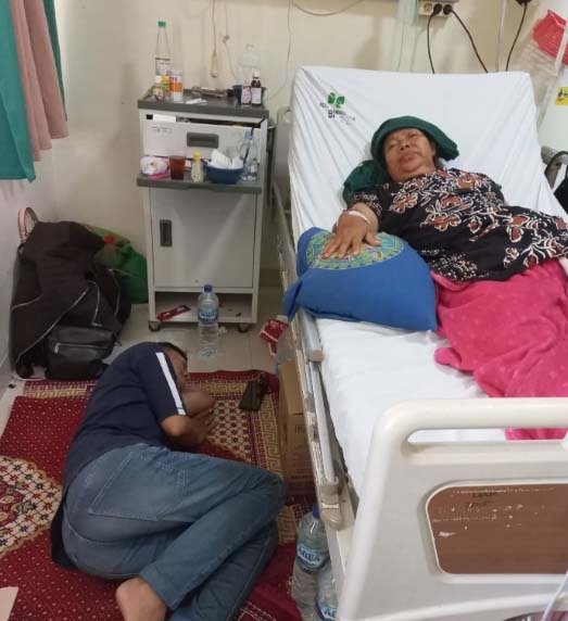 Dokumentasi perawat menjaga pasien di Semarang 10