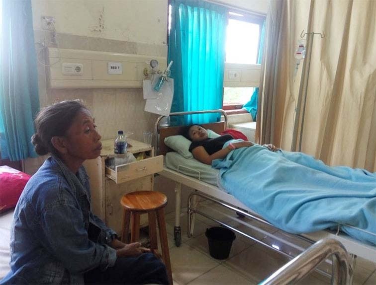 Dokumentasi perawat menjaga pasien di Semarang 5