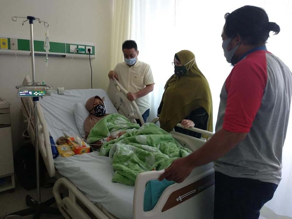 Dokumentasi perawat menjaga pasien di Semarang 6