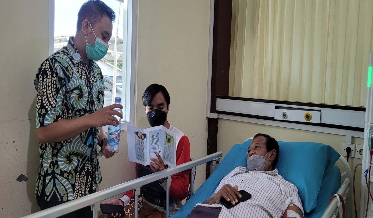 Perawat penjaga orang sakit di Semarang sedang mendampingi pasien lansia